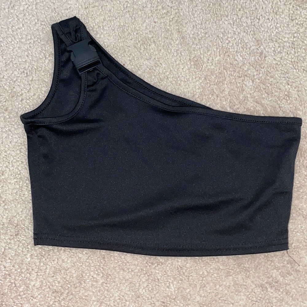 One sleeve buckle crop top black